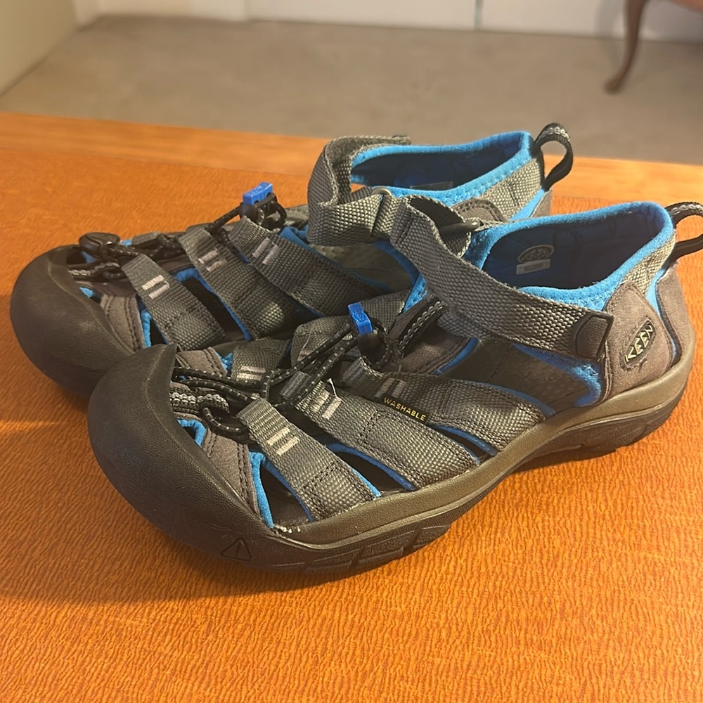 Keen Sandals Youth Size‎ 4 Blue/Gray